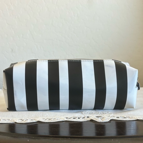 Hello Kitty pencil case - Picture 3 of 5